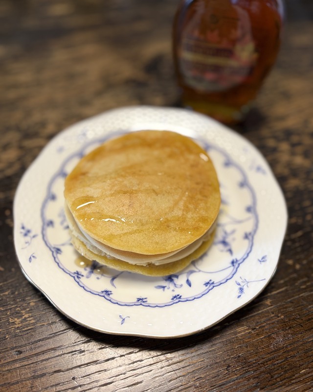 米粉パンケーキを別の角度から、メープルシロップの瓶とともに